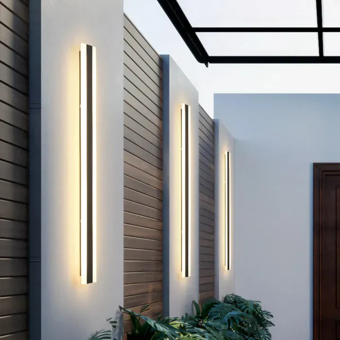Minimalistisk utendørs vegglampe. LED belysning som passer moderne hage, fasade og inngangsparti.