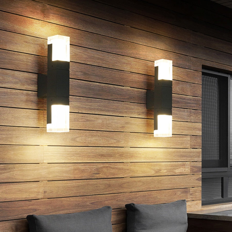 Robust, moderne utendørs vegglampe. Vanntett LED-lampe med smart bevegelsessensor.