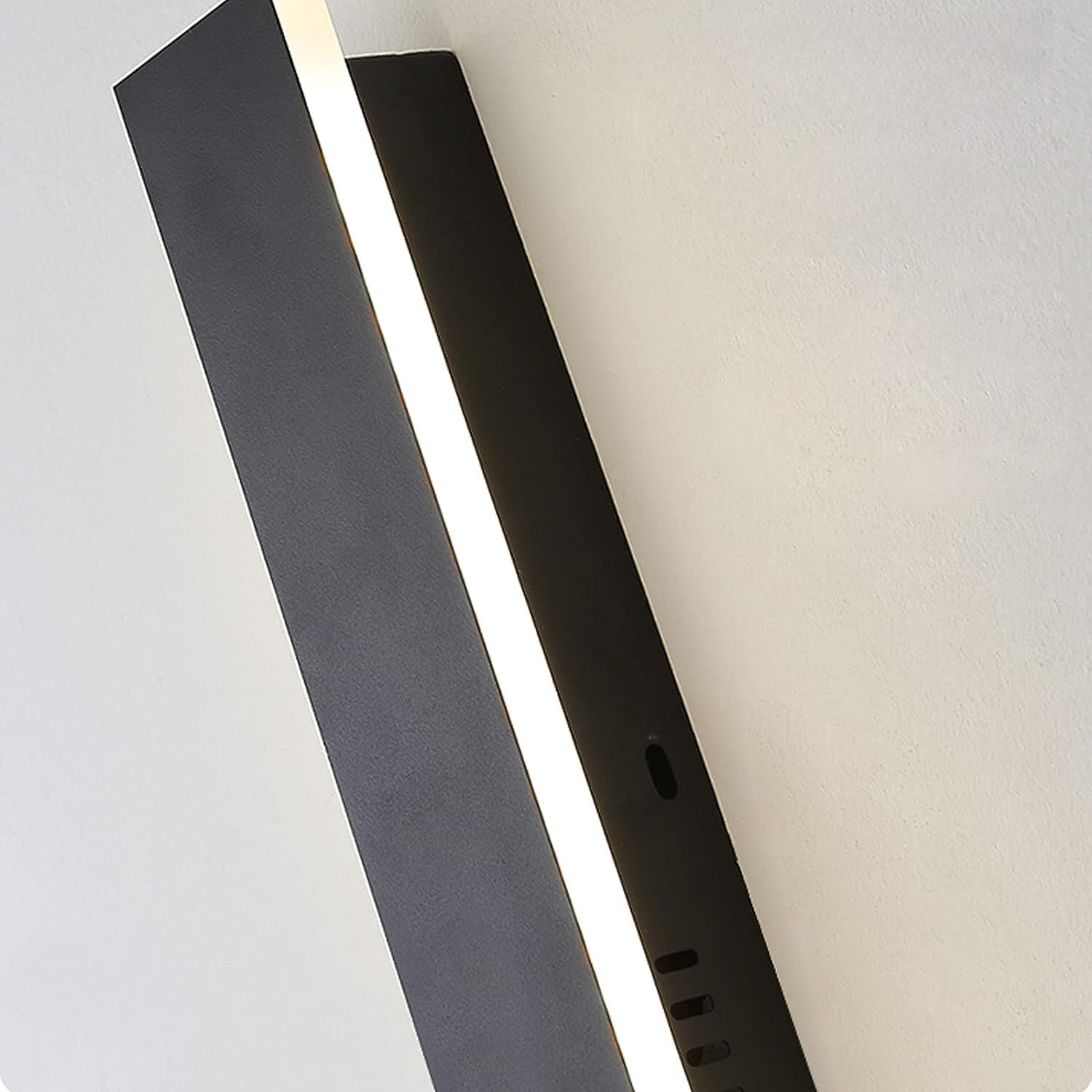 Stilren lineær vegglampe for utendørs bruk, moderne LED belysning for et elegant uteområde eller fasade.