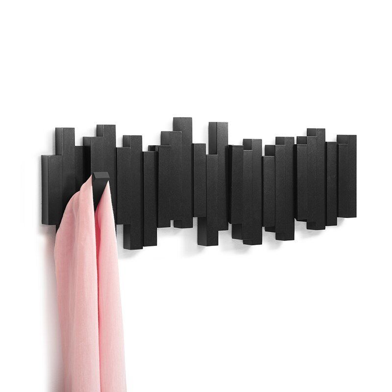 Plassbesparende kleshenger med magnetiske kroker. Effektiv vegghengt organisering for garderobe og hjem, moderne design.