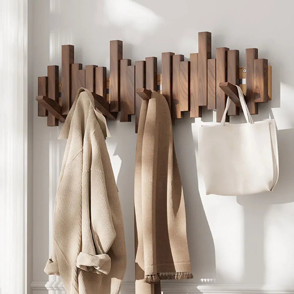 Moderne kleshylle for entré med smarte magnetiske kroker. Optimal vegghengt organisering for yttertøy, stilig hjem.