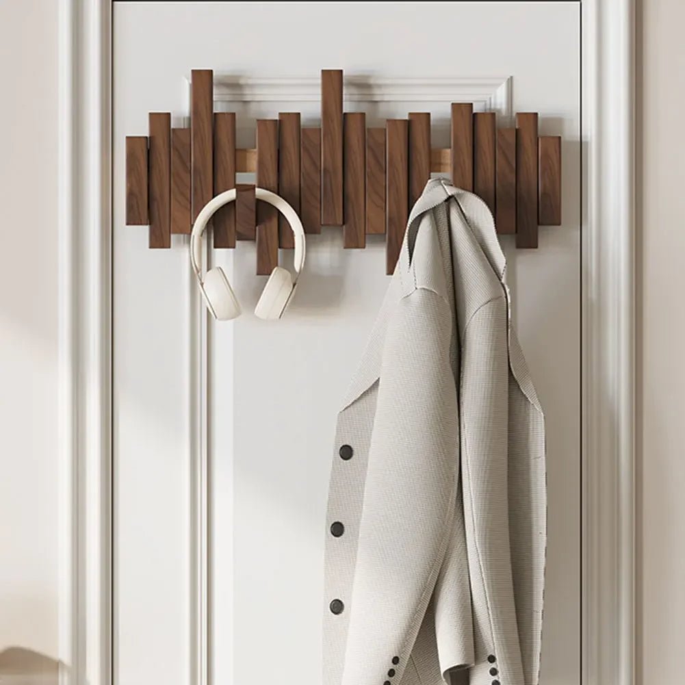 Minimalistisk vegghengt kleshylle. Moderne design med praktiske magnetiske kroker for ryddig oppbevaring i hjemmet.