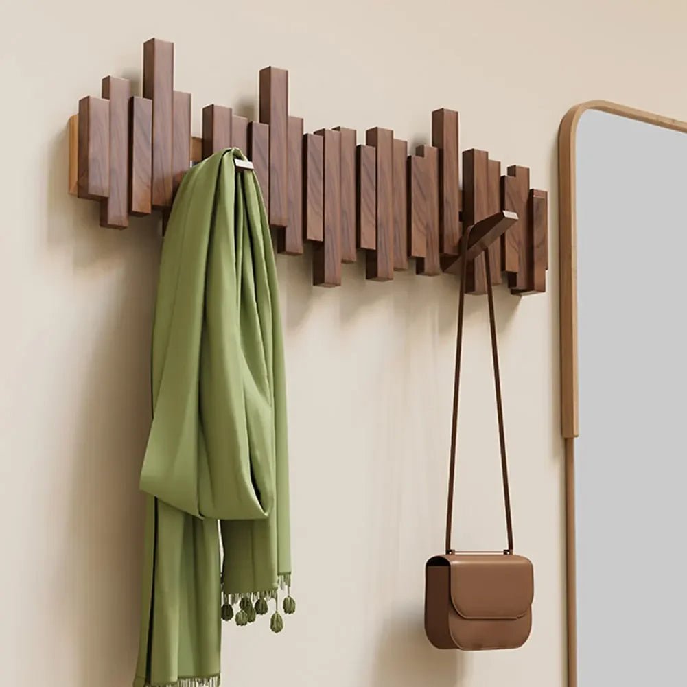 Innovativ kleshylle med unike magnetiske kroker. Vegghengt for moderne og plassbesparende organisering av klær i gangen.