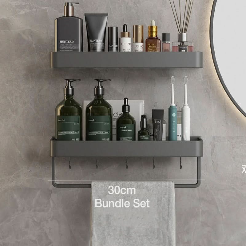 Attraktiv vegghylle med innebygd håndkleholder, designet for et moderne bad med effektiv baderomsorganisering.