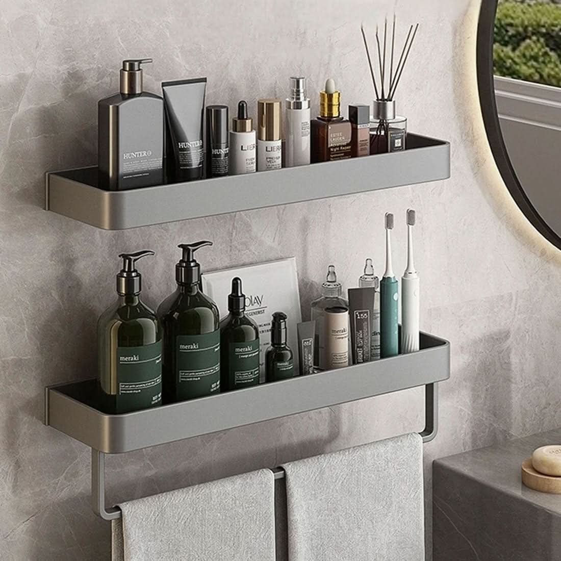 Plassbesparende baderomshylle med håndkleholder holder badet ditt ryddig og organisert. Funksjonell baderomsinnredning.
