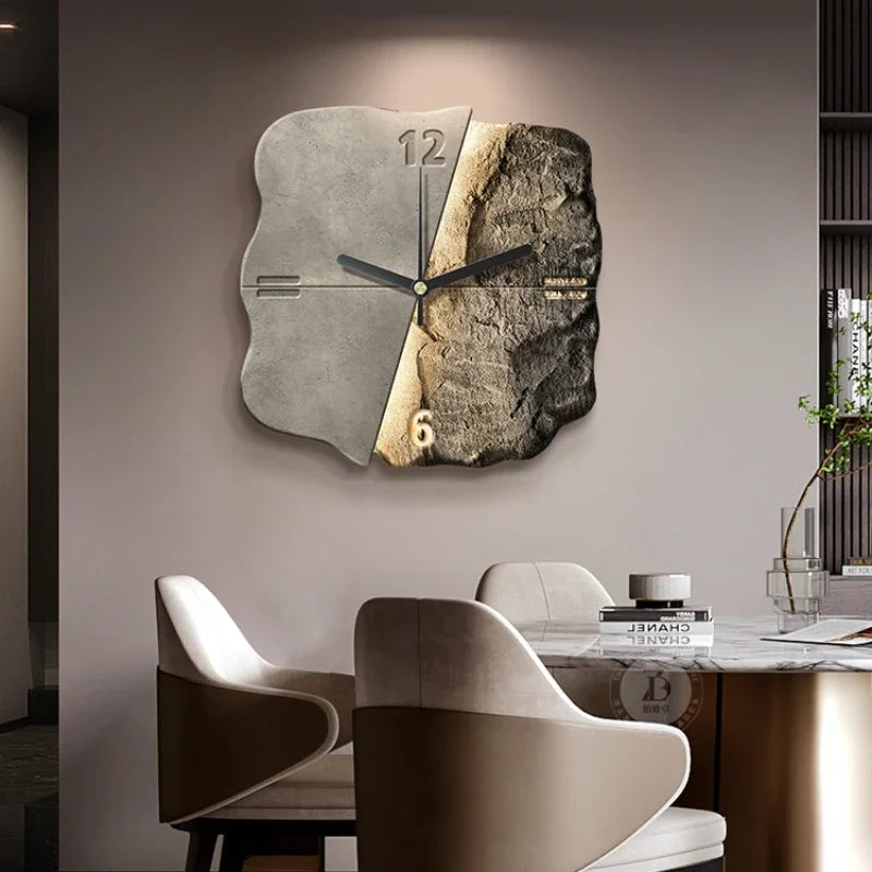 Kunstnerisk veggklokke i minimalistisk stil, en unik og dekorativ klokke for stuen.