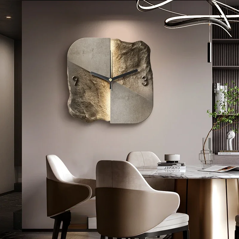 Minimalistisk veggklokke med et rent abstrakt uttrykk, ideell for moderne interiør.