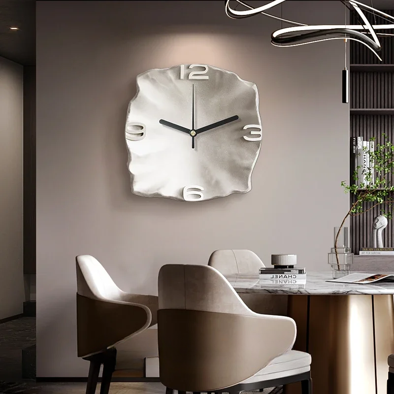 Moderne, rund veggklokke med abstrakt kunstdesign, en stilig og funksjonell veggkunst.