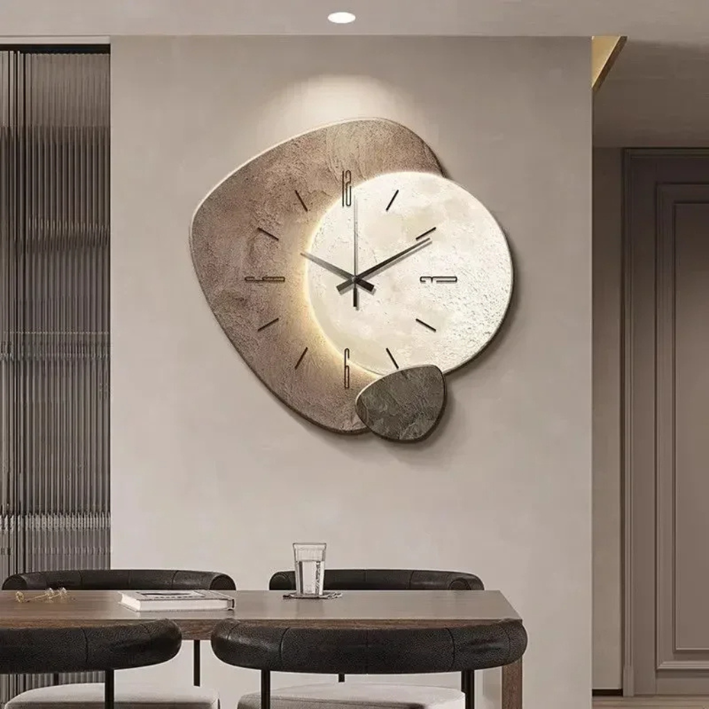 Minimalistisk veggklokke med integrert dimbart LED-lys, styres enkelt med fjernkontroll.
