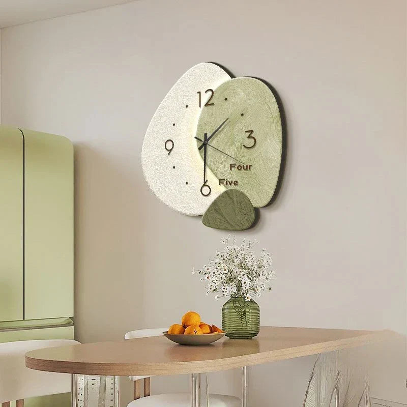 Elegant minimalistisk veggklokke i hvitt og beige. Perfekt for moderne hjemmedekor.