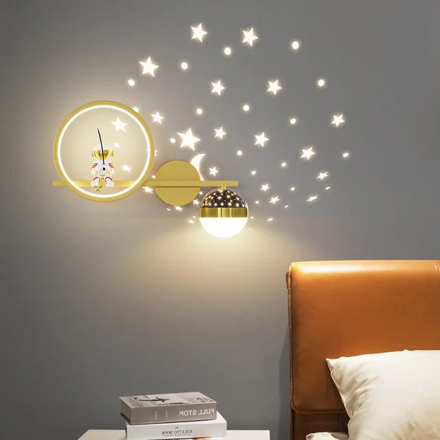 Trygg vegglampe for barn med behagelig, myk belysning for rolige kvelder på barnerommet.