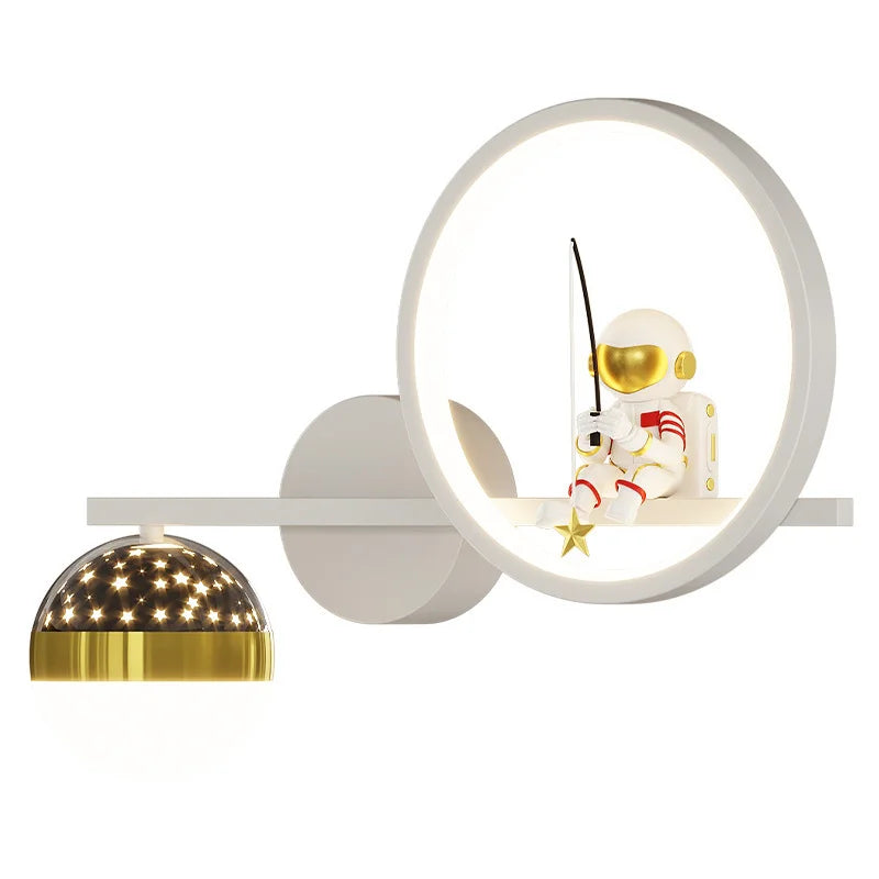 Barneromslampe: Moderne vegglampe med myk, trygg belysning og lekent design.