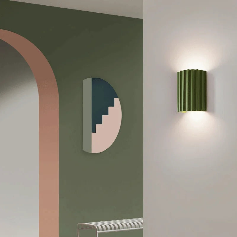 Elegant LED vegglampe for stue eller soverom. Skaper varmt stemningslys. Moderne design.