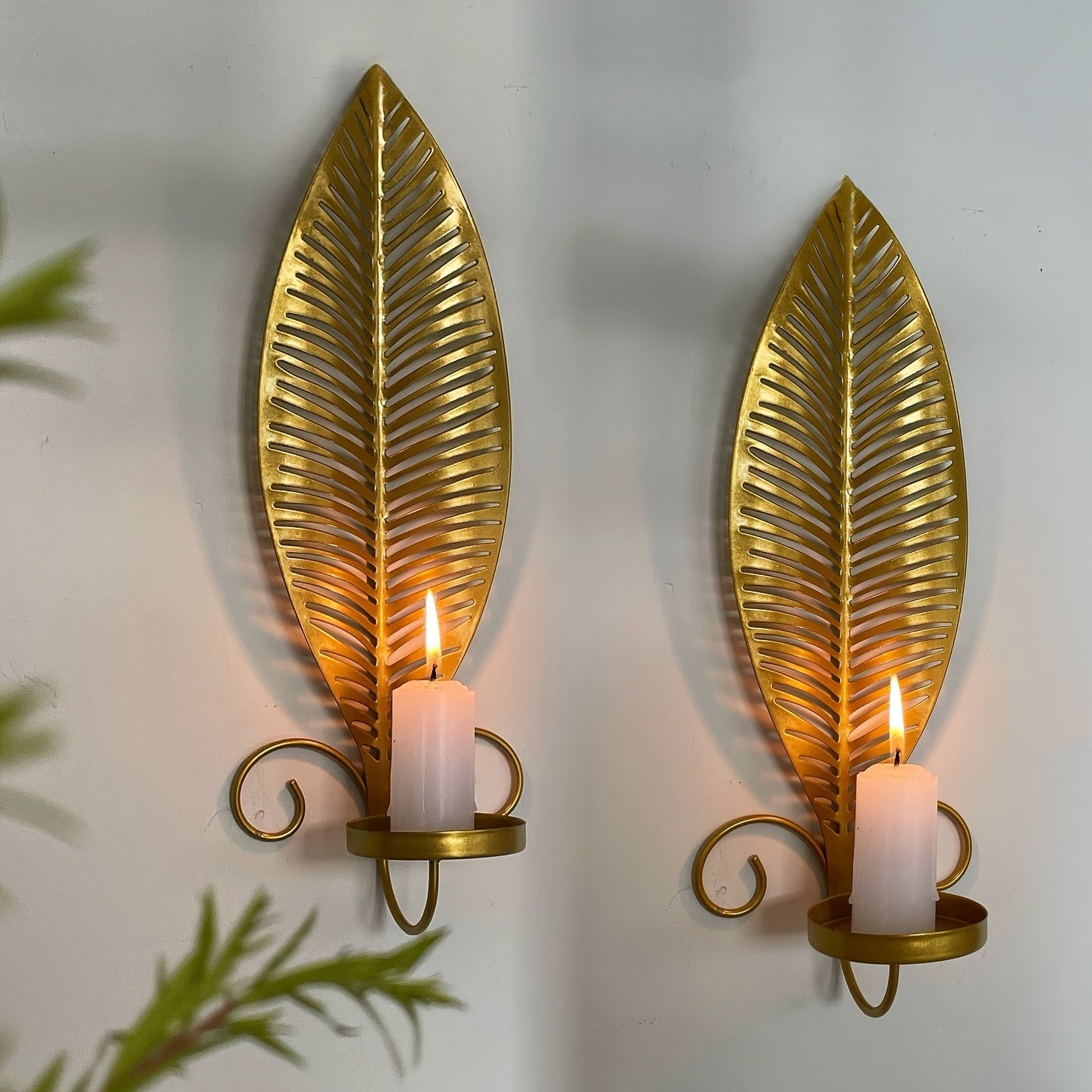 Elegant gull vegglampe med unikt bladdesign. Skaper stemning i stue og soverom.