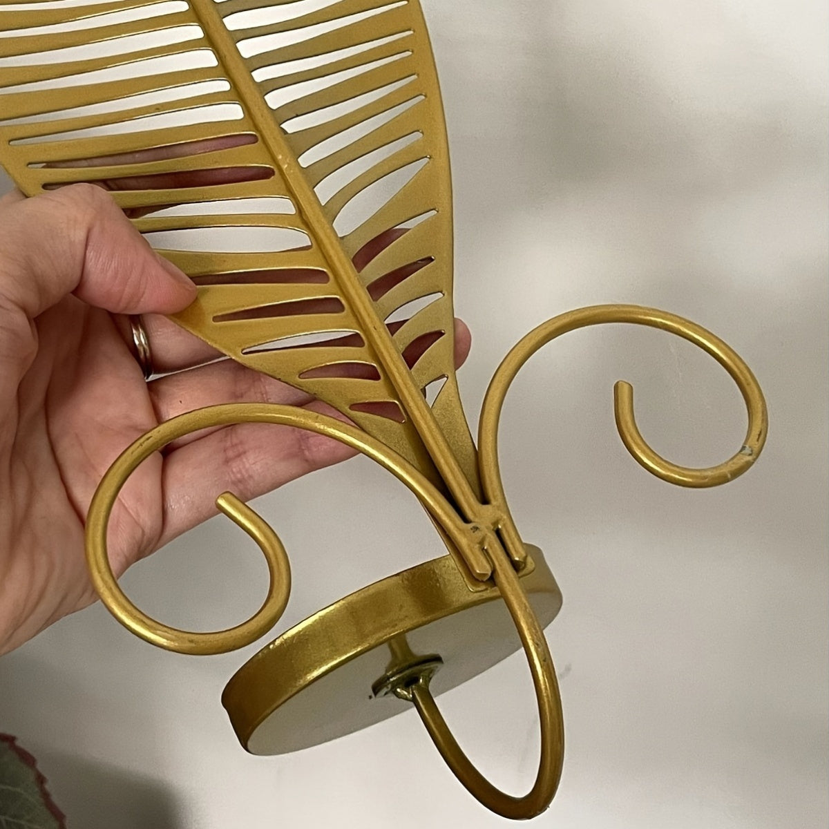 Svart vegglampe med moderne bladdesign. Ideell dekorativ belysning for nordisk interiør.
