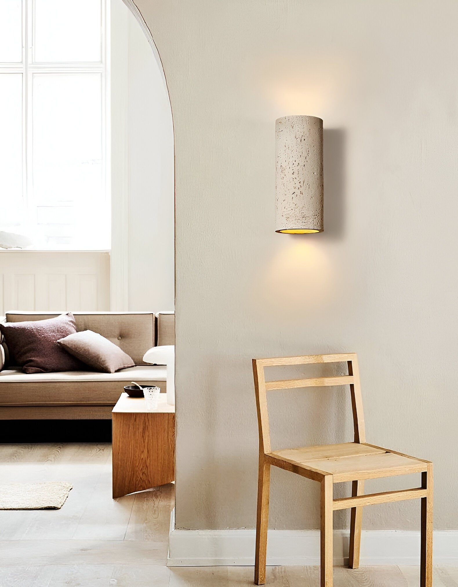 Designlampe for vegg, moderne sylinderform. Gir behagelig opp-og-ned lys, perfekt for minimalistisk interiør.