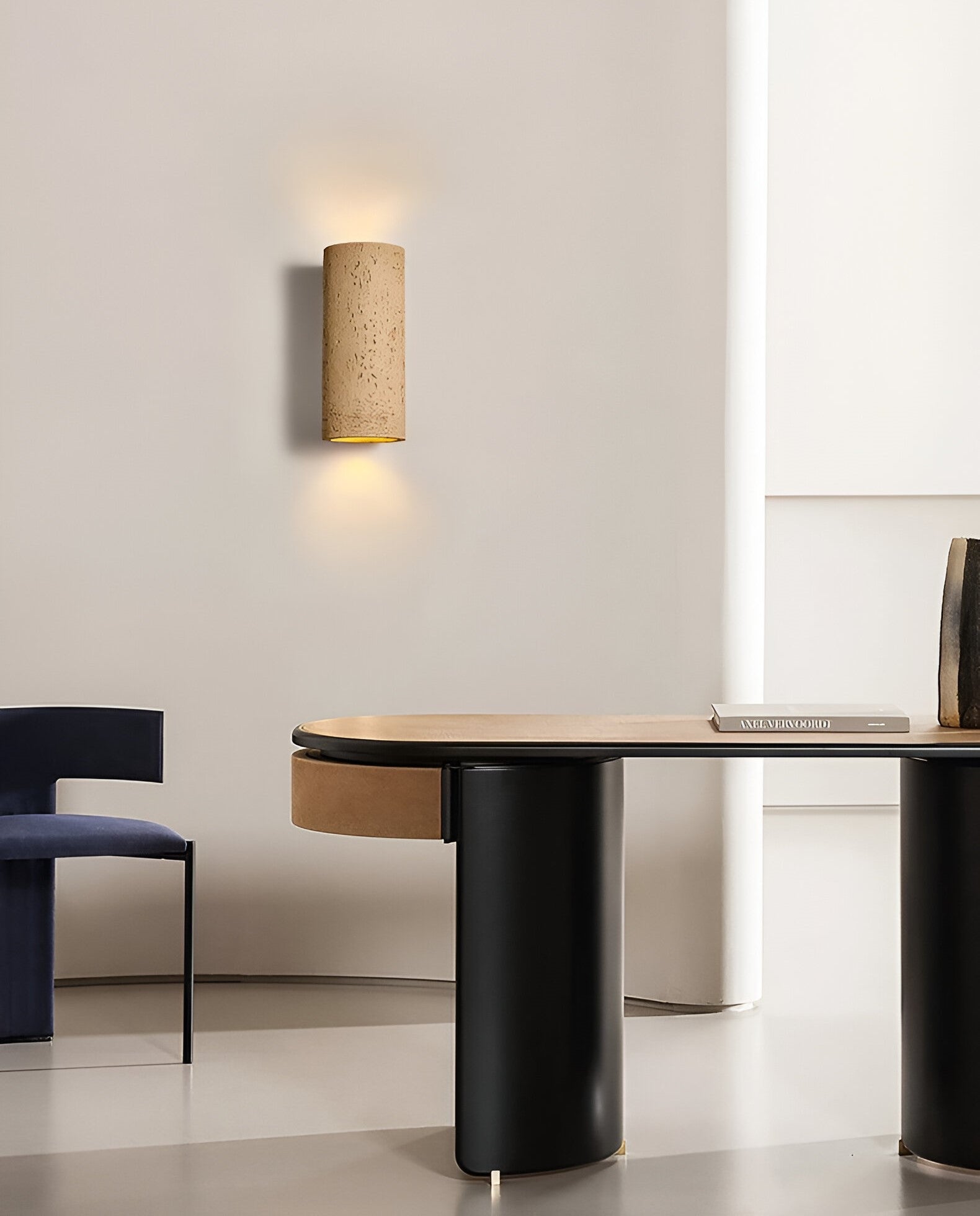 Energieffektiv vegglampe med opp-og-ned effekt. Slank sylinder design for moderne innendørs belysning.