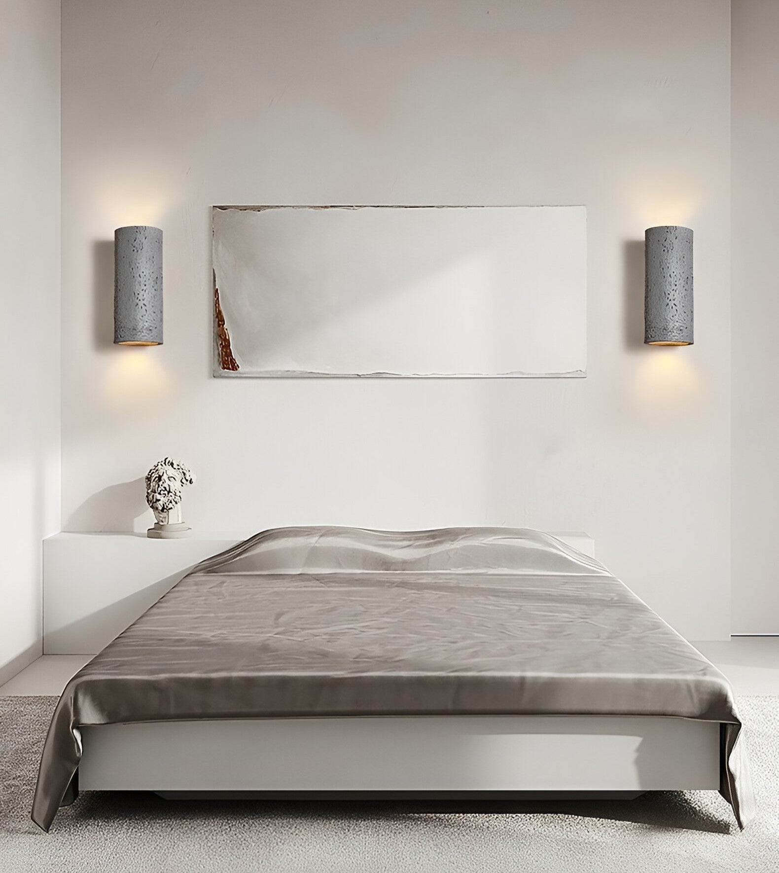Dekorativ vegglampe med kunstnerisk opp-og-ned belysning. Fremhever moderne interiør med sitt design.