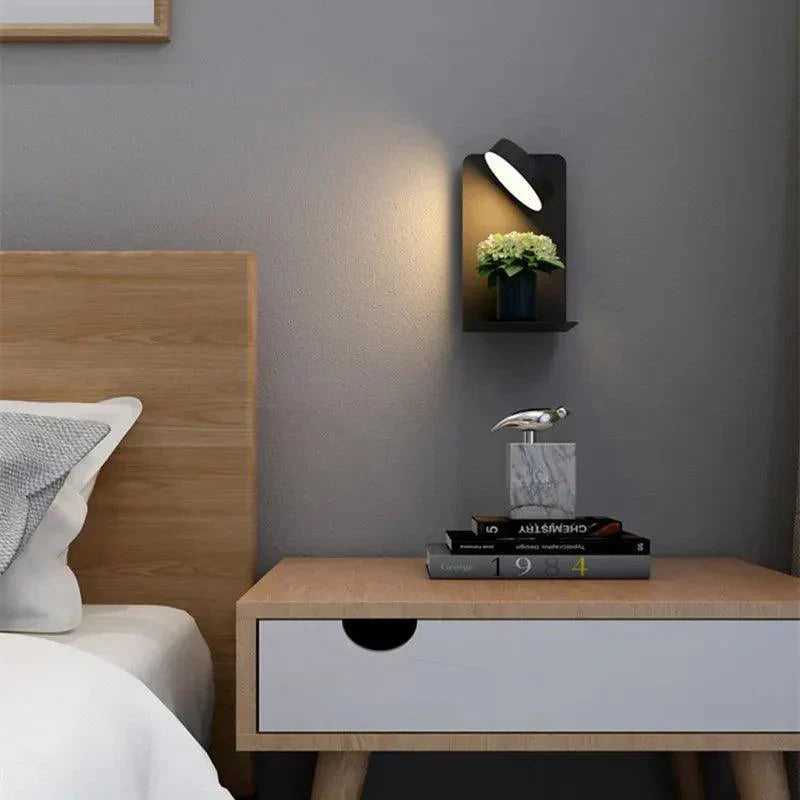 Justerbar vegglampe med roterbart leselys og USB-ladestasjon. Perfekt for soverom og moderne interiør.