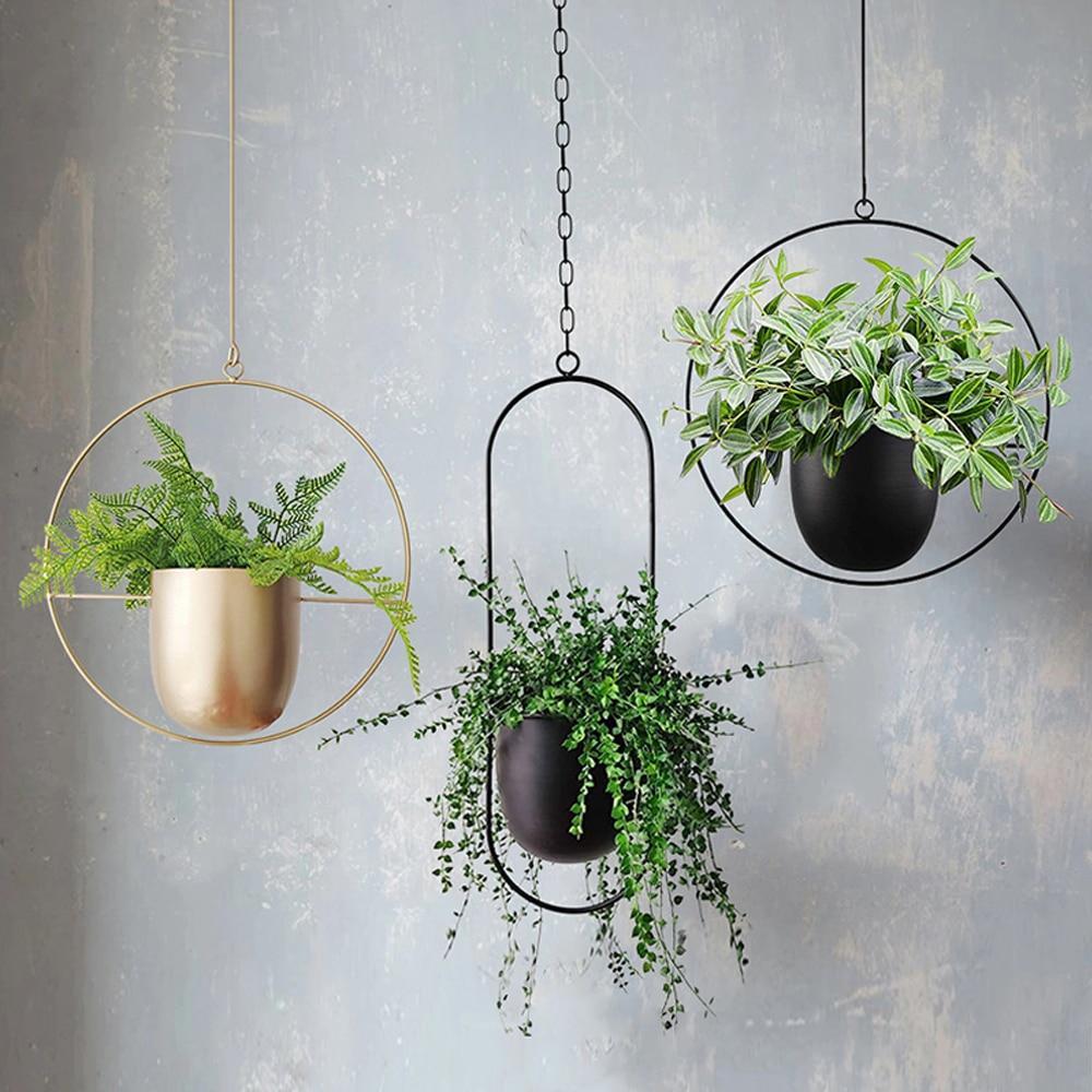 Minimalistisk veggmontert planteholder. Perfekt for moderne hjem og stueinteriør med grønne planter.