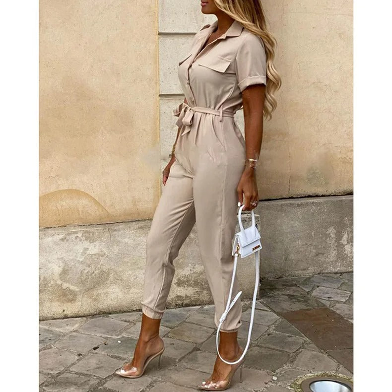 Elegant monokromatisk jumpsuit med belte, moderne dame mote.