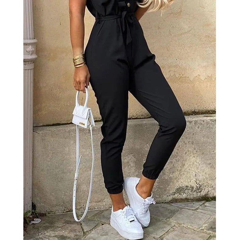 Stilig monokromatisk jumpsuit med belte, perfekt for en kveldslook.