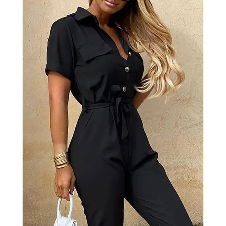 Dameklær: Elegant jumpsuit med belte i monokromatisk stil.