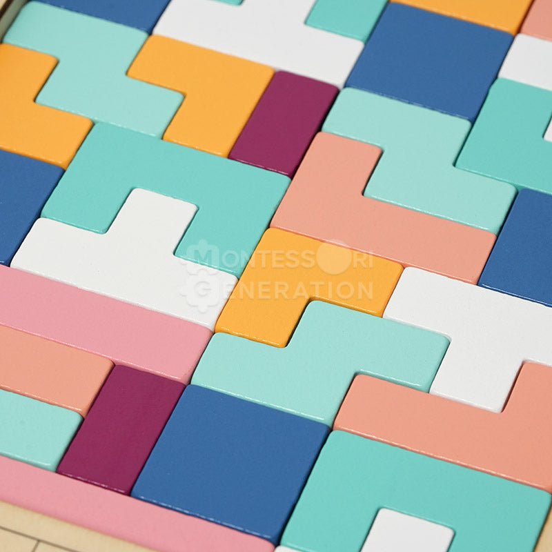 Montessori Tetris treleke på et bord, klar for timer med skjermfri og lærerik lek.