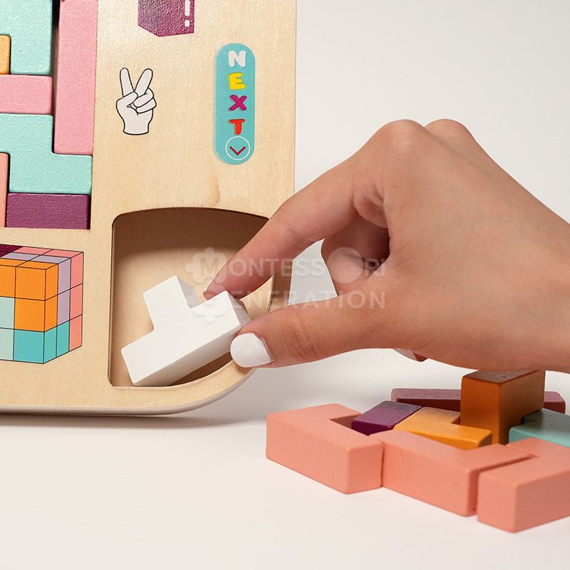 Fargerikt Montessori Tetris puslespill i tre for barn, stimulerer kreativitet og formgjenkjenning.