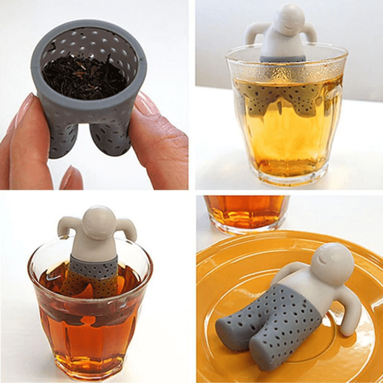 Morsom teinfuser med løsbladste nedsenket i en rykende varm tekopp for en deilig brygg.