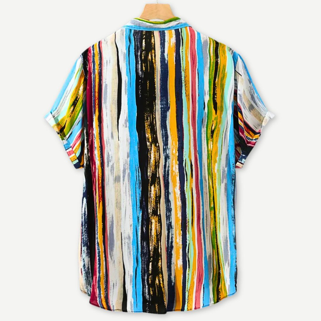 Komfortabel, uformell herreskjorte med fargerike striper, ideell for en avslappet sommerlook.