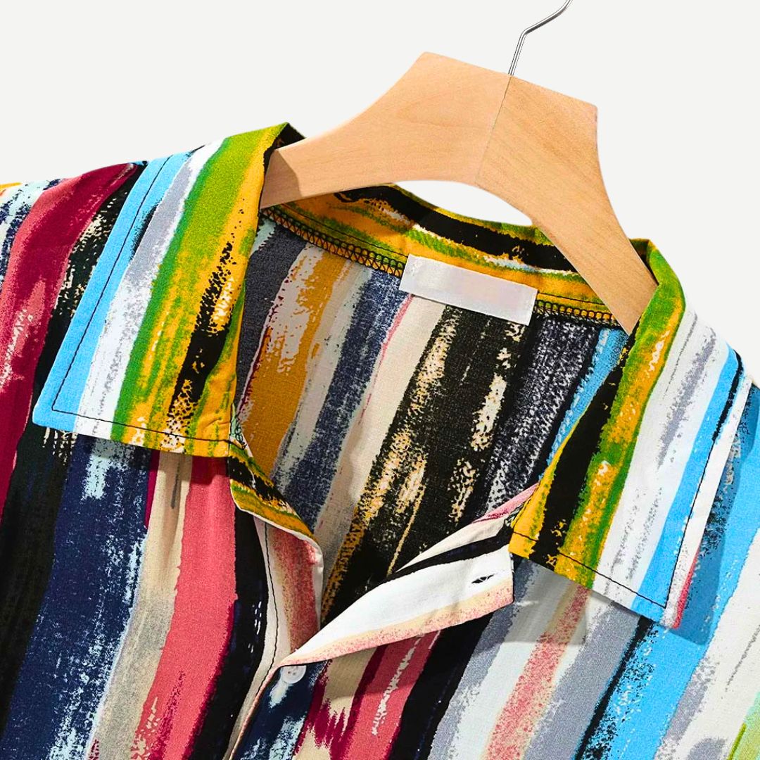 Stripete herreskjorte i multikolor design, gir en fargerik og moteriktig touch til hverdagsantrekket.