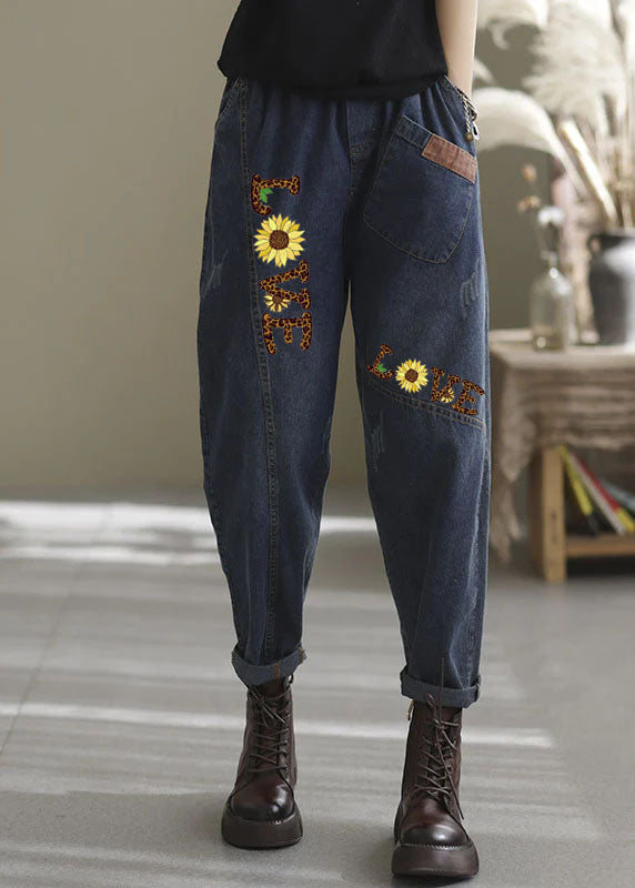 Modell i moteriktige mørkeblå damebukser med elastisk midje og lommer. Komfortabel vårlook.