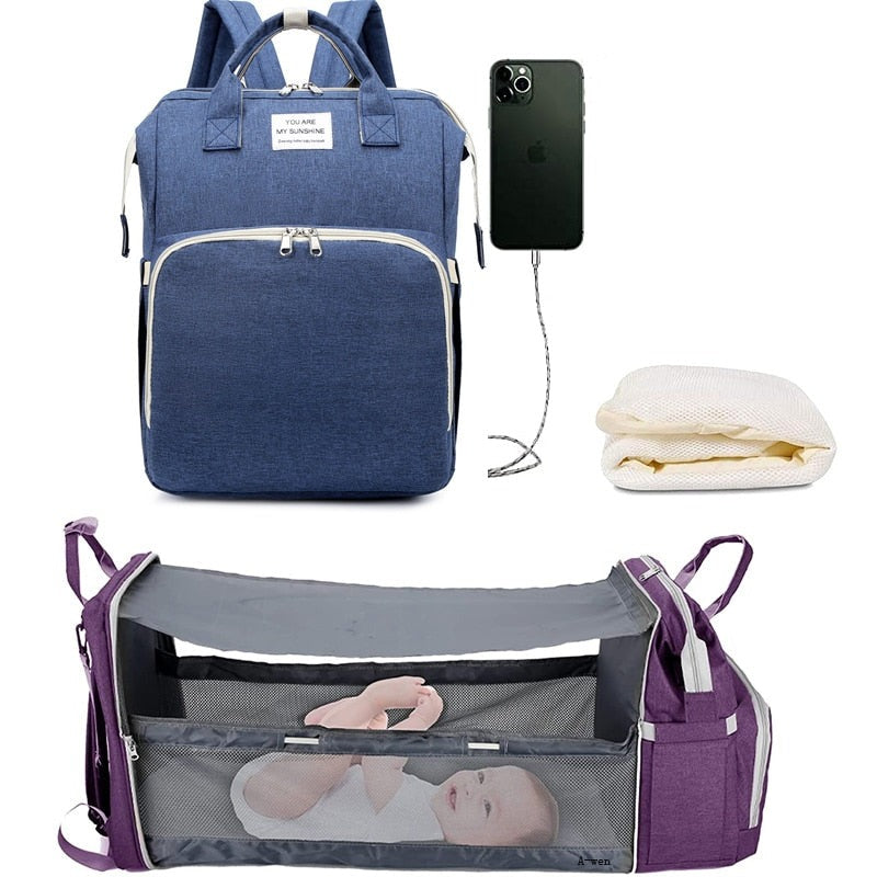 Oversiktlig interiør i bleieveske ryggsekk med mange rom. Smart organisering for alle babyens nødvendigheter.