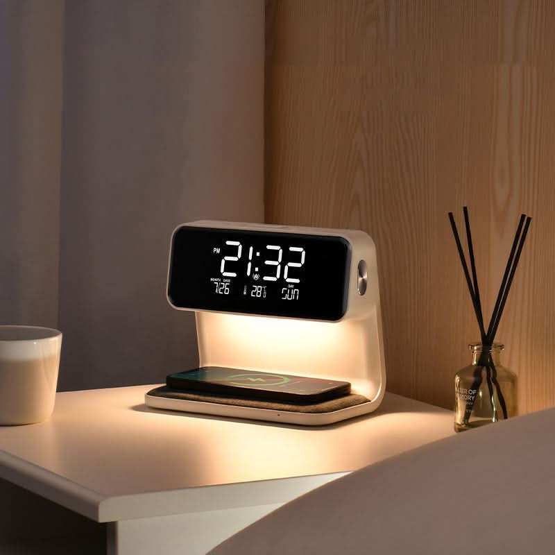 Multifunksjonell nattbordslampe med trådløs lader, dimbar LED og vekkerklokke for soverommet.