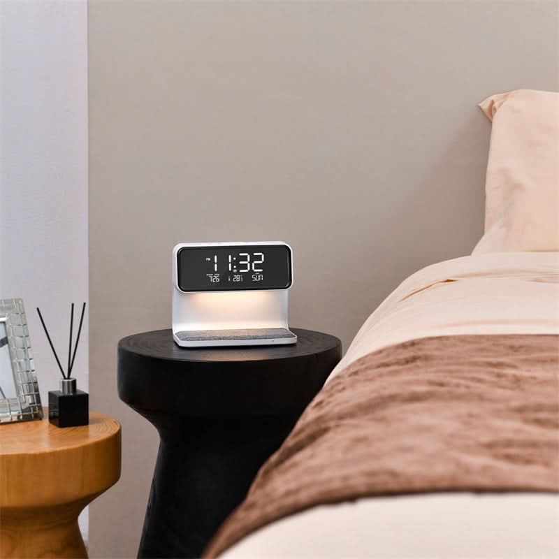 Kompakt og moderne nattbordslampe med dimbart LED, trådløs mobilading og digital vekkerklokke.
