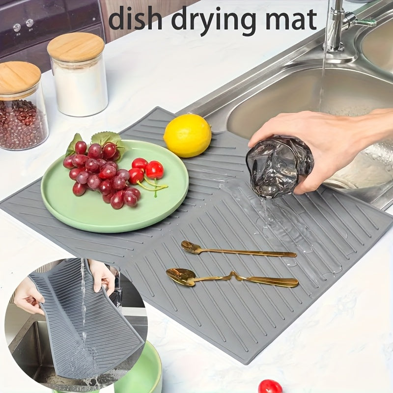 Fleksibel silikonmatte med riller for lufting, ideell for effektiv tørking av f.eks. flasker og bestikk.