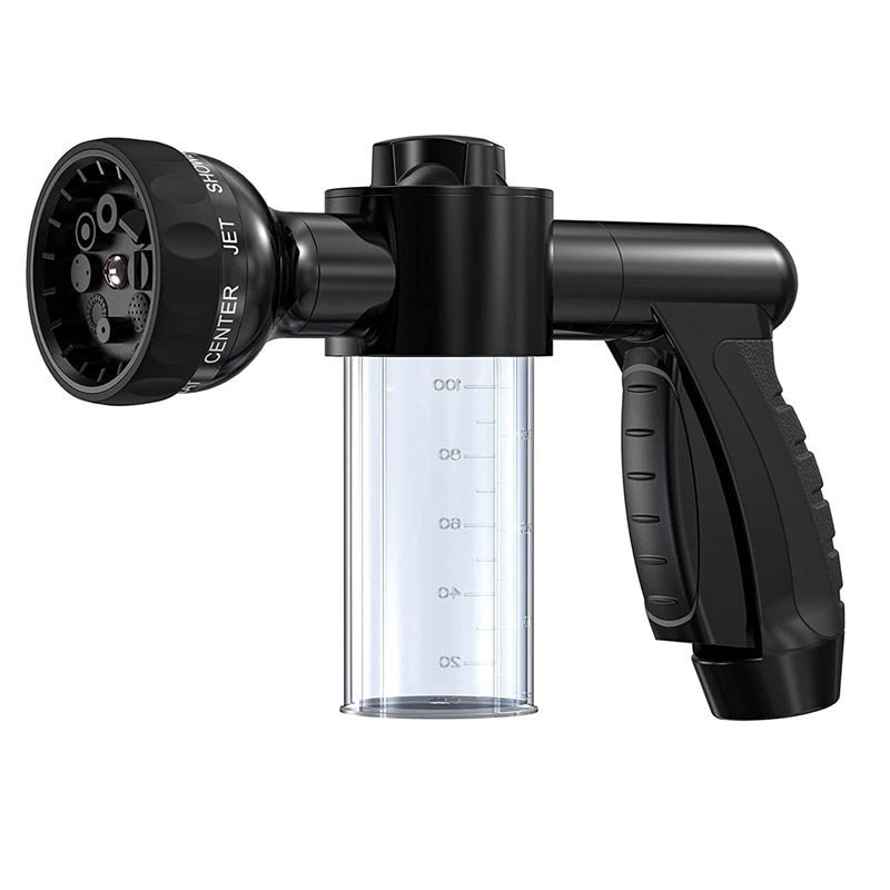 Nærbilde av multifunksjonell skumpistol for hageslange, klar til bruk for effektiv bilvask og vanning.