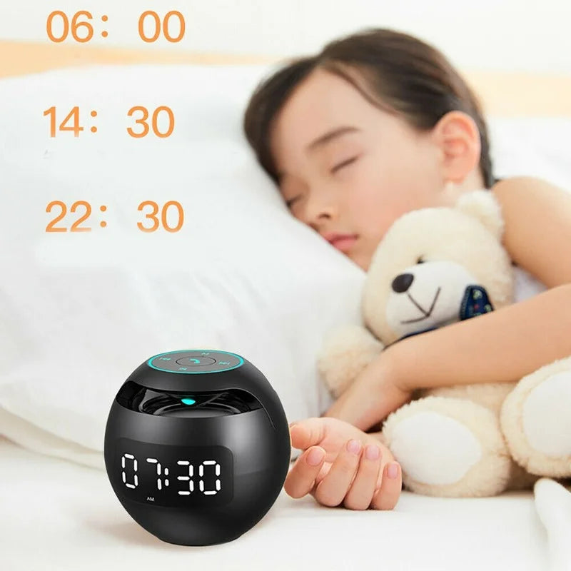 Multifunksjonell vekkerklokke med innebygd Bluetooth høyttaler og justerbart LED-lys til nattbordet.