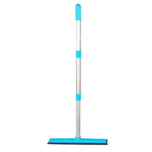 Vielseitiger Gummibesen für Haustierhaare, zeigt die Anwendung als Bodenreinigungswerkzeug.