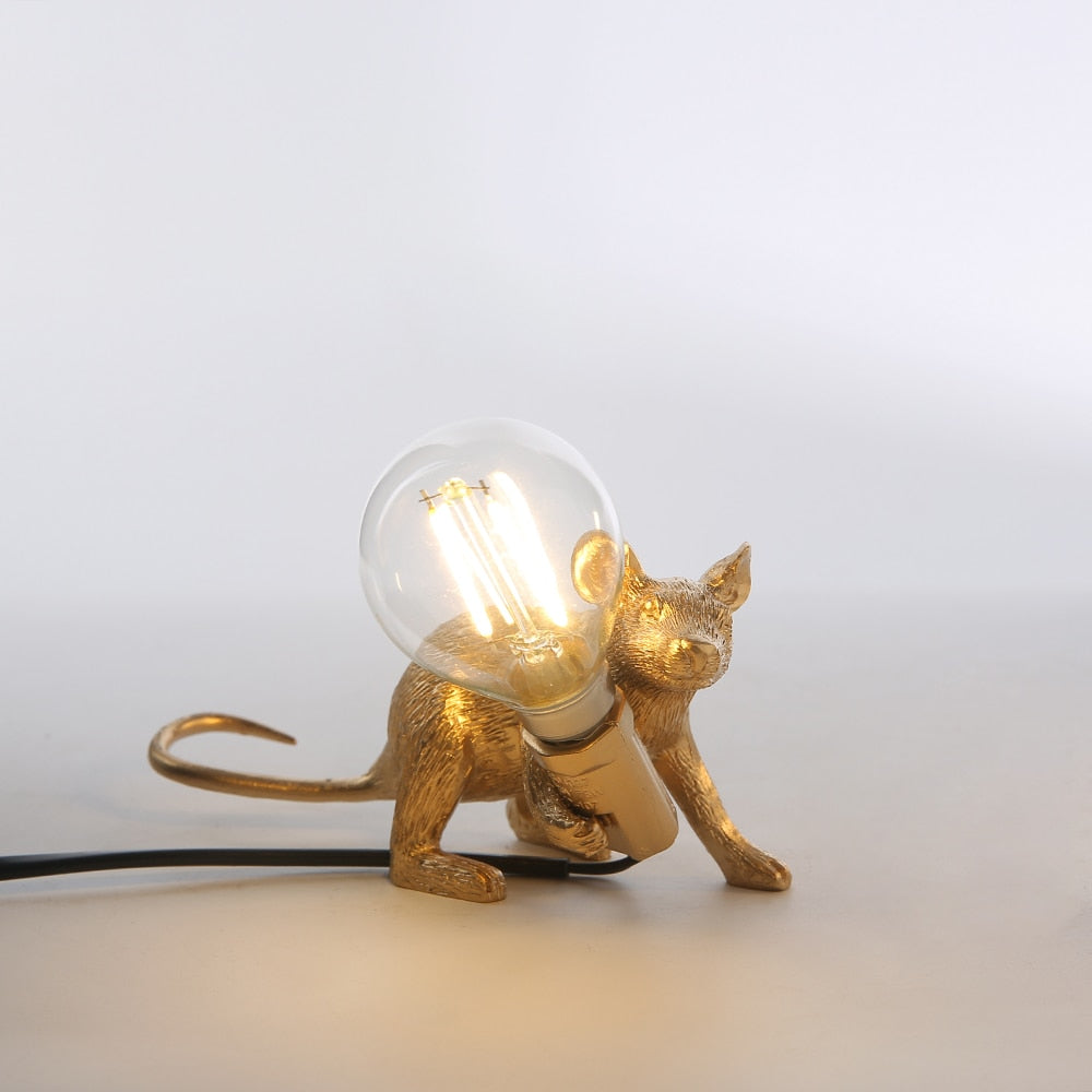 Håndlaget muselampe, unik dekorlampe med detaljert musefigur for et personlig hjem.