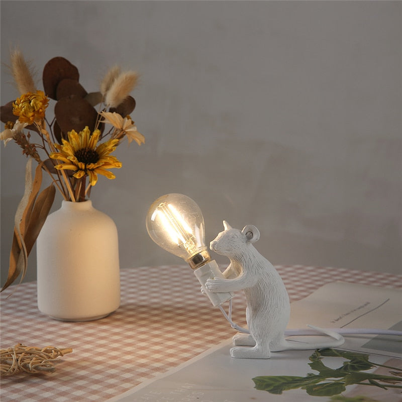 Hvit muselampe, trendy og leken bordlampe med dyredesign for moderne interiør.