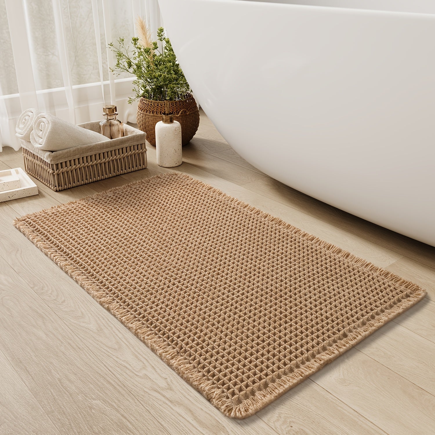 Anti-skli badematte med vaffeldesign. Myk, absorberende polyester for et trygt og komfortabelt baderom.