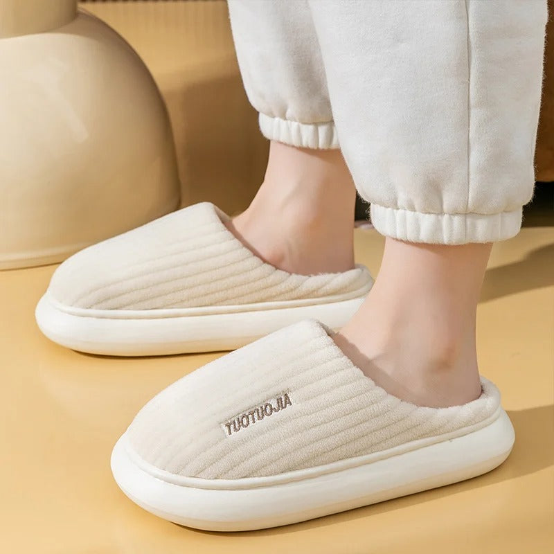Komfortable, varme plysj tøfler for damer med memory foam og sklisikker såle.