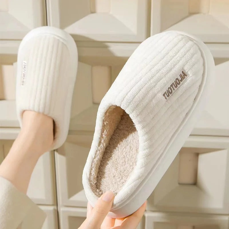 Sklisikre dame tøfler i myk plysj, med støtdempende memory foam teknologi.