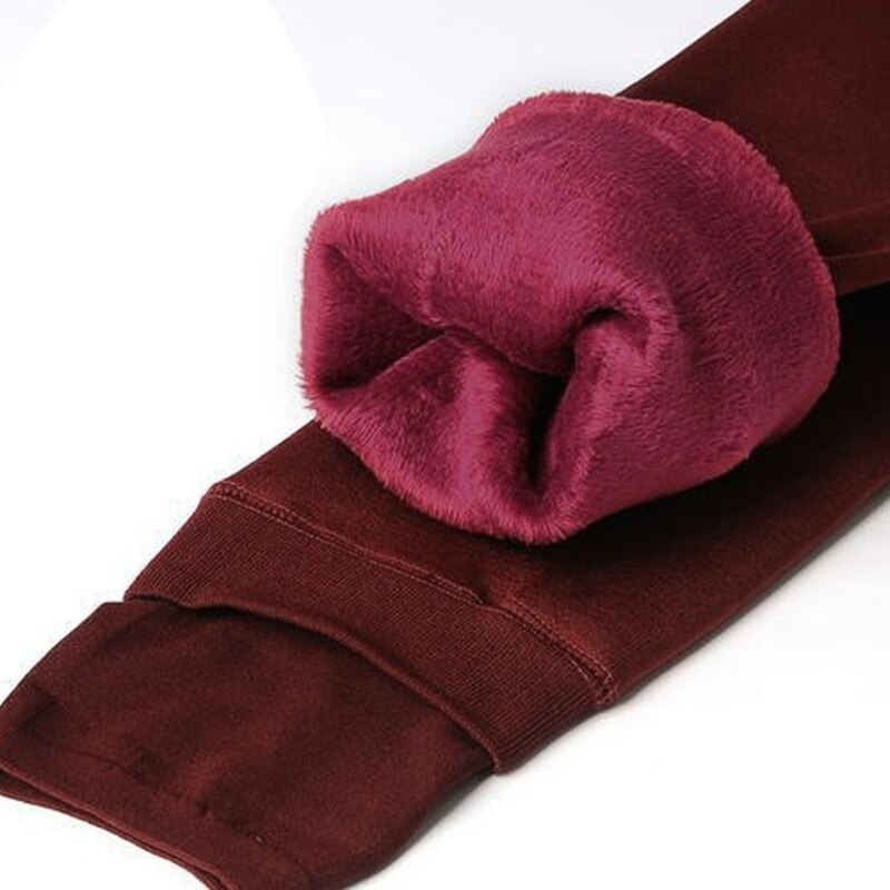 Dame vinter leggings i klassisk sort, stylet med støvler for en varm og moteriktig vinterlook.