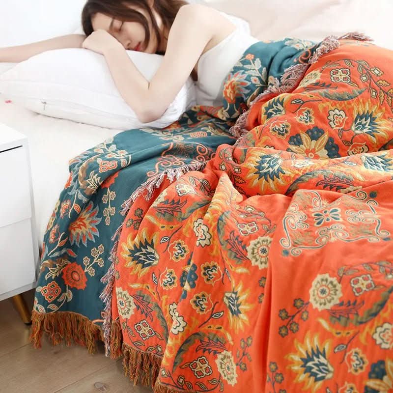Dekorativt jacquardvevd bomullsteppe/kast i boho stil, ideelt for å skape et mykt og innbydende interiør.