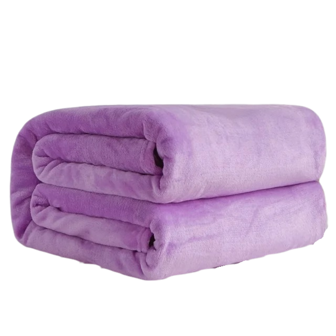 Sengeteppe av flanell og korallfleece, mykt, varmt og perfekt for et komfortabelt soverom.
