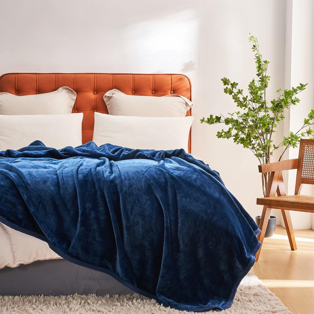 Elegant korallfleece teppe, mykt og lett flanellmateriale for et moderne interiør og hygge.