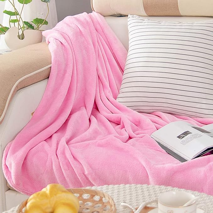 Pledd i korallfleece flanell, lettvektig og koselig, perfekt for lesekroken. Mykt.
